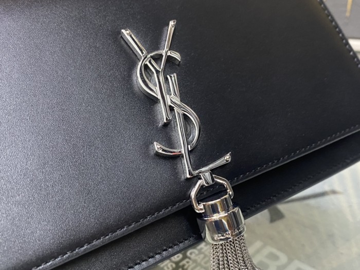 Handbags SAINT LAURENT 452159 size 19x12.5x4 cm