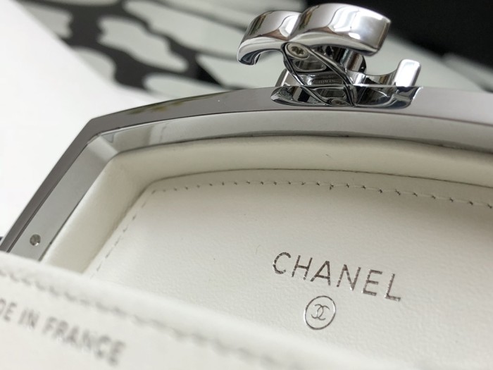 Handbag Chanel size 12.7*12.7*7.6* cm
