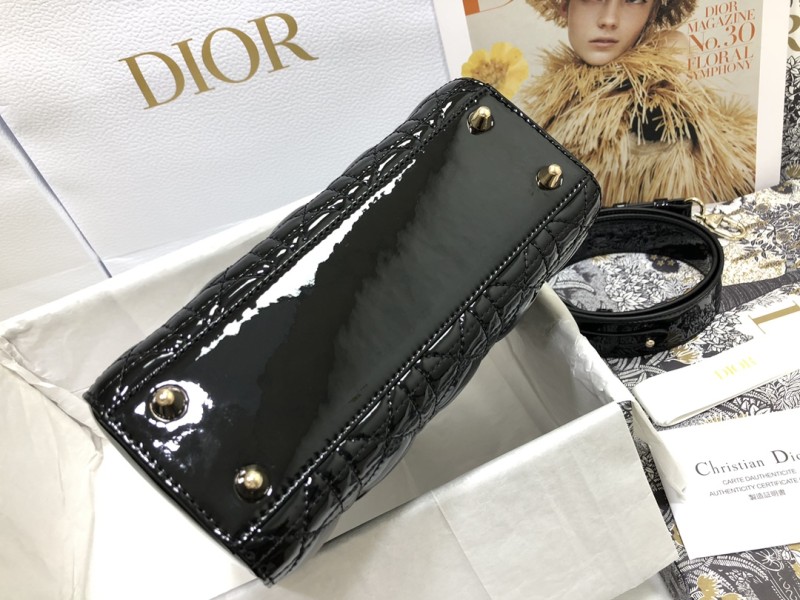 Handbag Dior M0538 size 20 x 16.5 x 8 cm