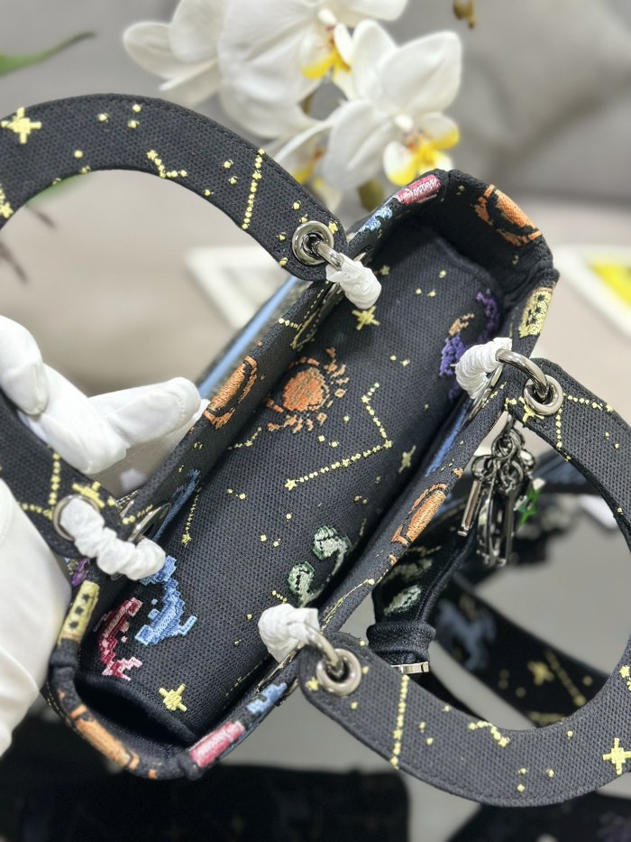 Handbag Dior M0565 size 24 x 20 x 11 cm