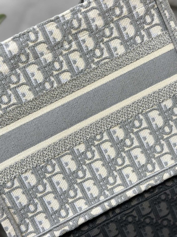 Handbag Dior M1286 size 26.5 x 21 x 14 cm