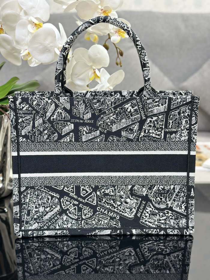 Handbag Dior M1286 size 36 x 27.5 x 16.5 cm