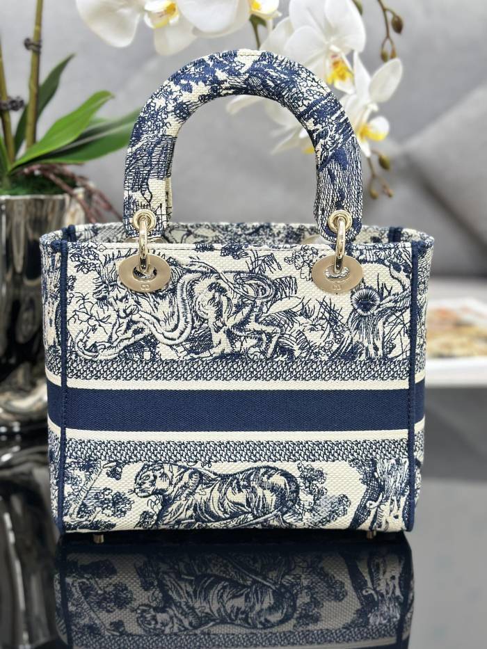 Handbag Dior M0565 size 24 x 20 x 11 cm