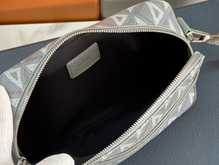 Handbag Dior 93307 size 22 x 15 x 6 cm