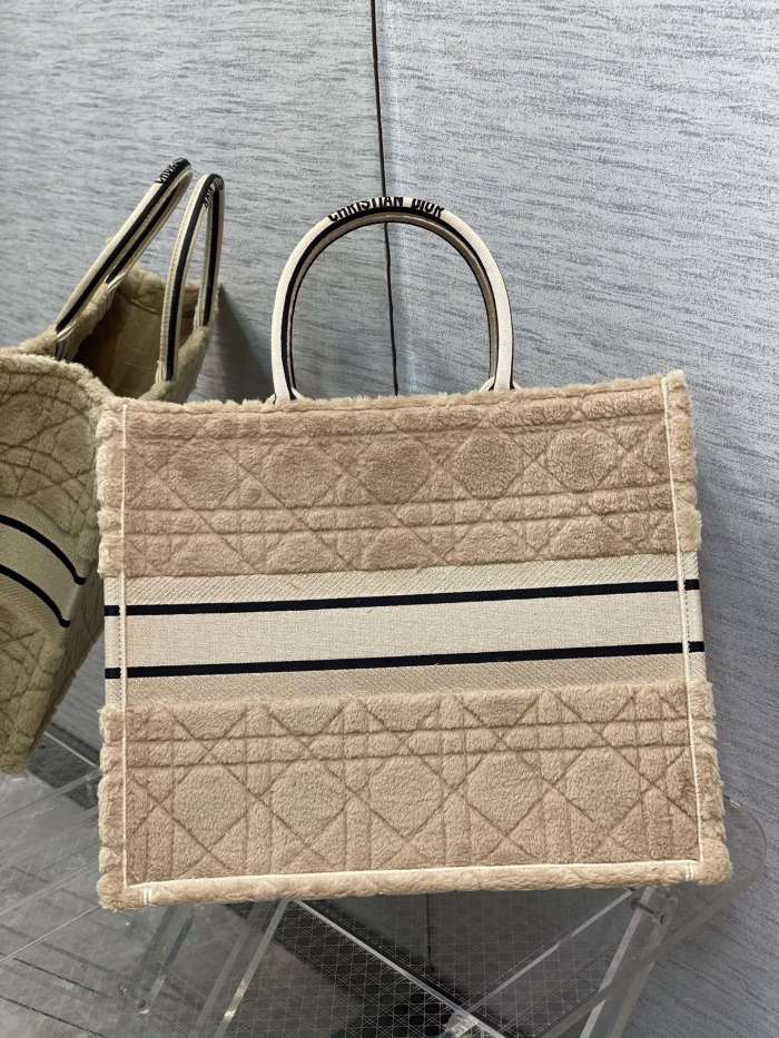 Handbag Dior size 42*35*18 cm