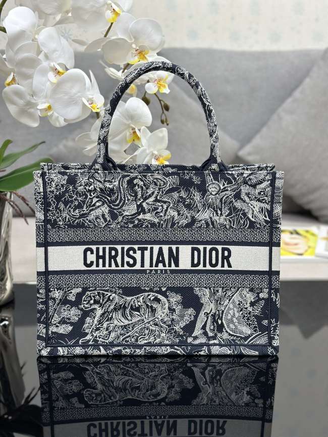 Handbag Dior M1286 size 36 x 27.5 x 16.5 cm