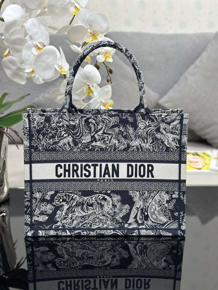 Handbag Dior M1286 size 36 x 27.5 x 16.5 cm