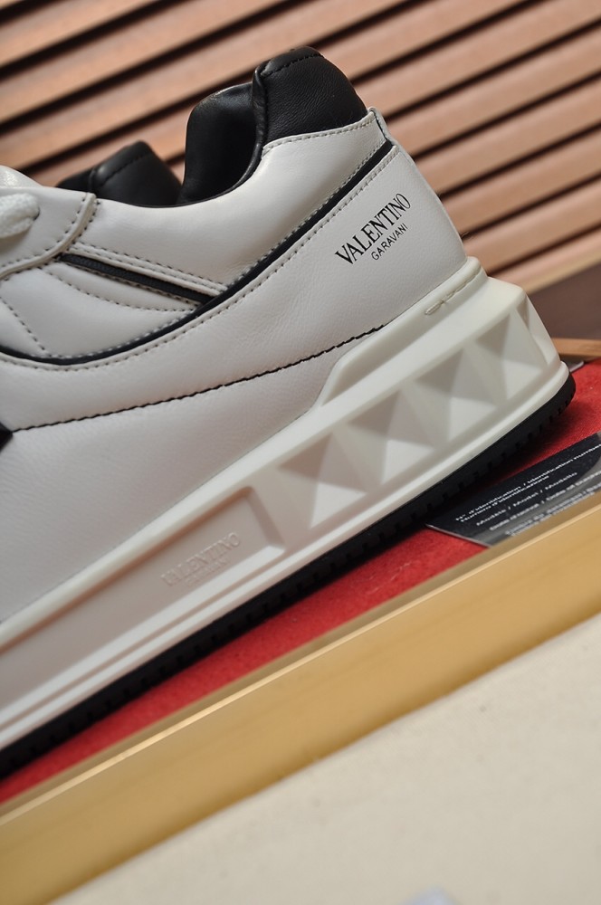 Valentino Garavani One Stud Low-top sneakers 8