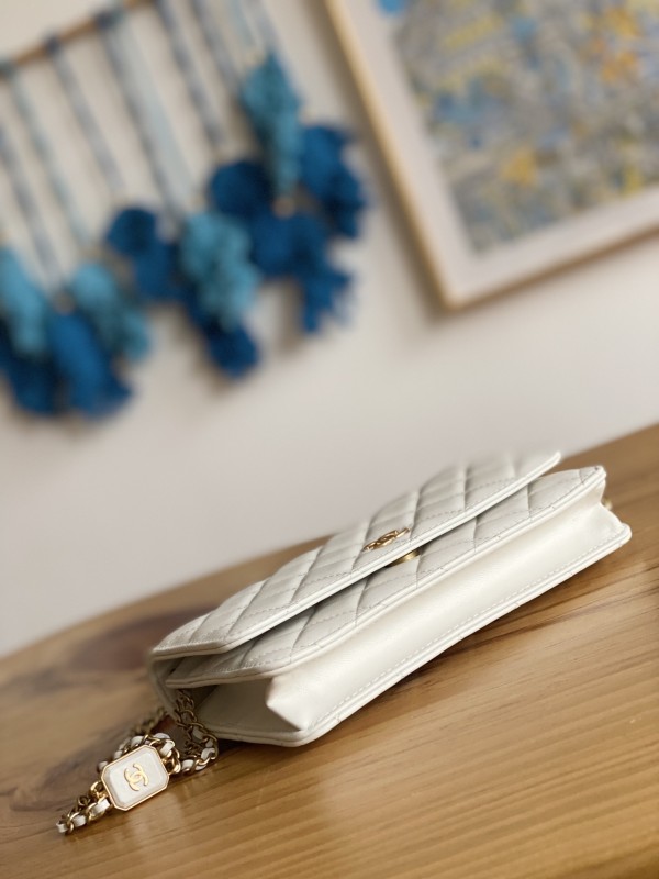 Handbag Chanel 81217 size 19.2 12.3 3.5 cm