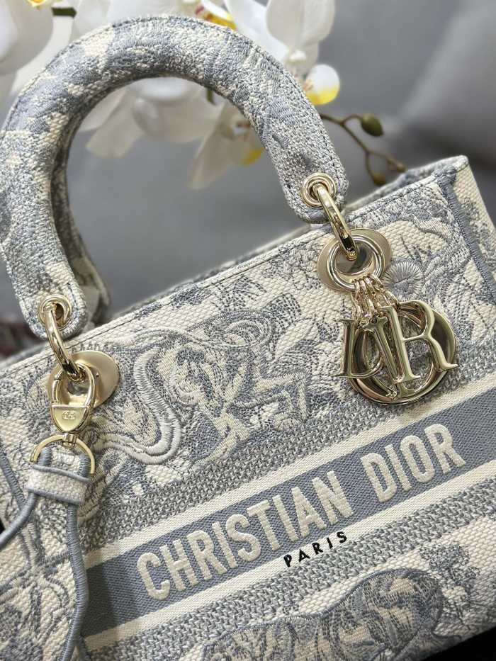 Handbag Dior M0565 size 24 x 20 x 11 cm