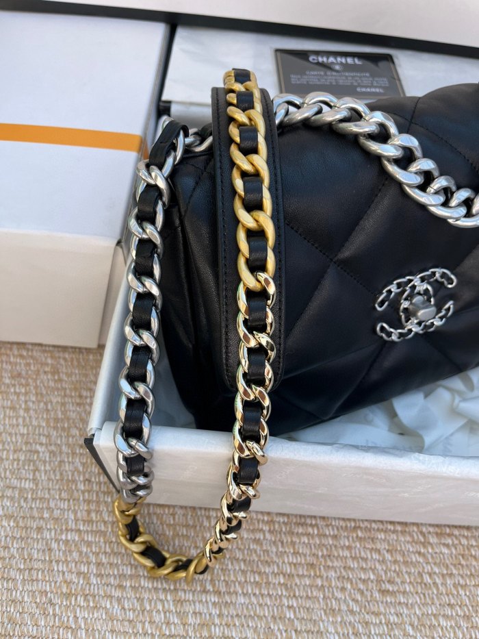 Handbag Chanel size 26cm／30 cm
