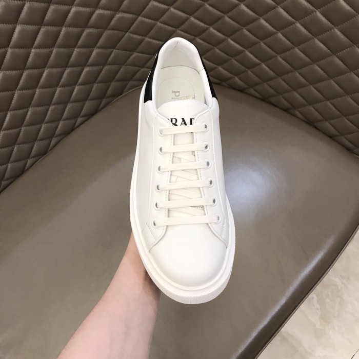 Prada Low Top sneaker 33
