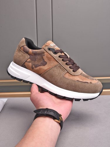 Prada Low Top sneaker 32