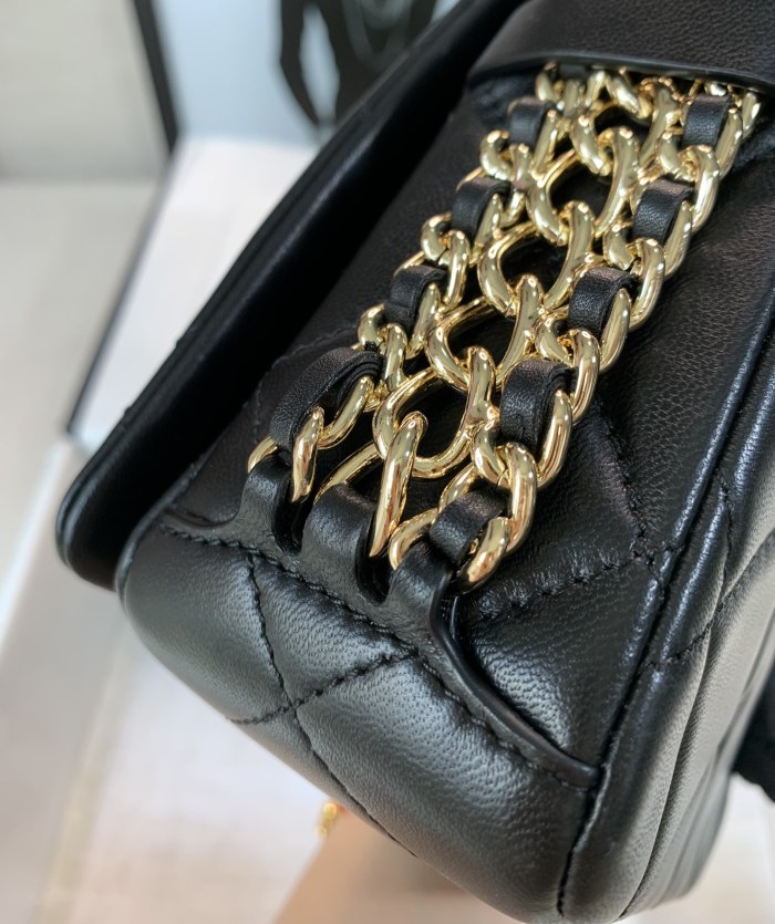 Handbag Chanel size 18 cm