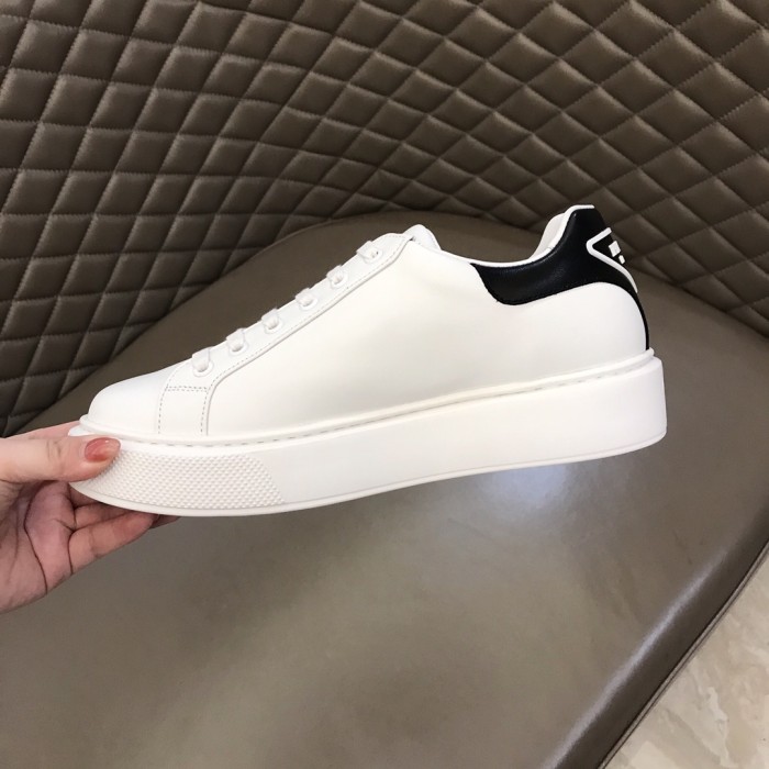 Prada Low Top sneaker 33