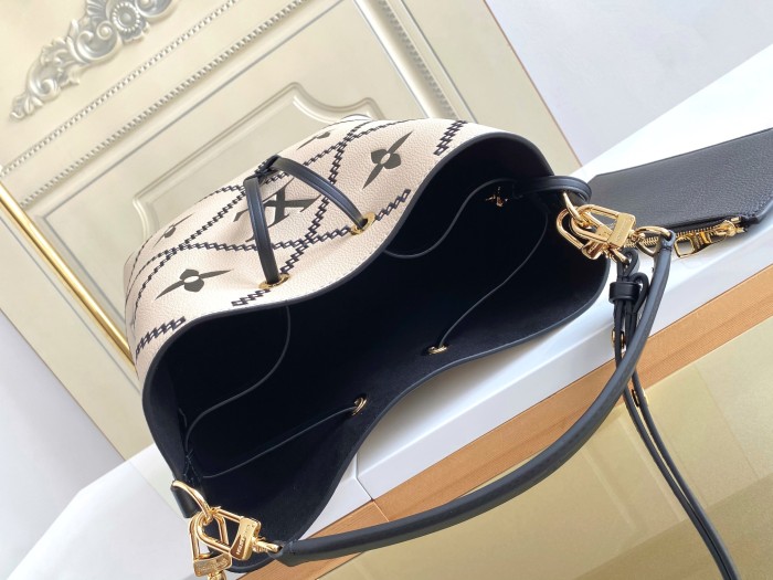 Handbag Louis Vuitton 46023 size 26 x 26 x 17.5 cm