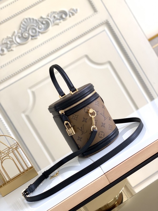 Handbag Louis Vuitton M43986 size 15x17x15 cm