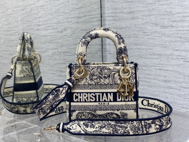 Handbag Dior size 𝟏𝟕 𝐜𝐦