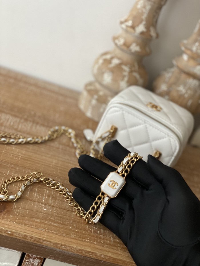 Handbag Chanel 81218 size 11 8.5 7 cm