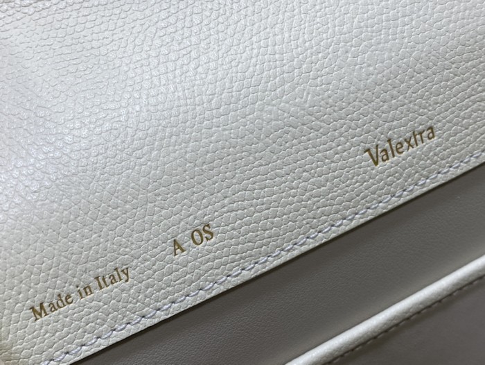 Handbag VALEXTRA size 𝟐𝟐*𝟏𝟔'𝟓*𝟏𝟐 𝐂𝐦