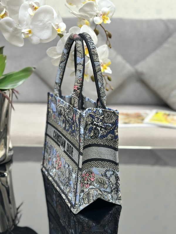 Handbag Dior M1286 size 26.5 x 21 x 14 cm