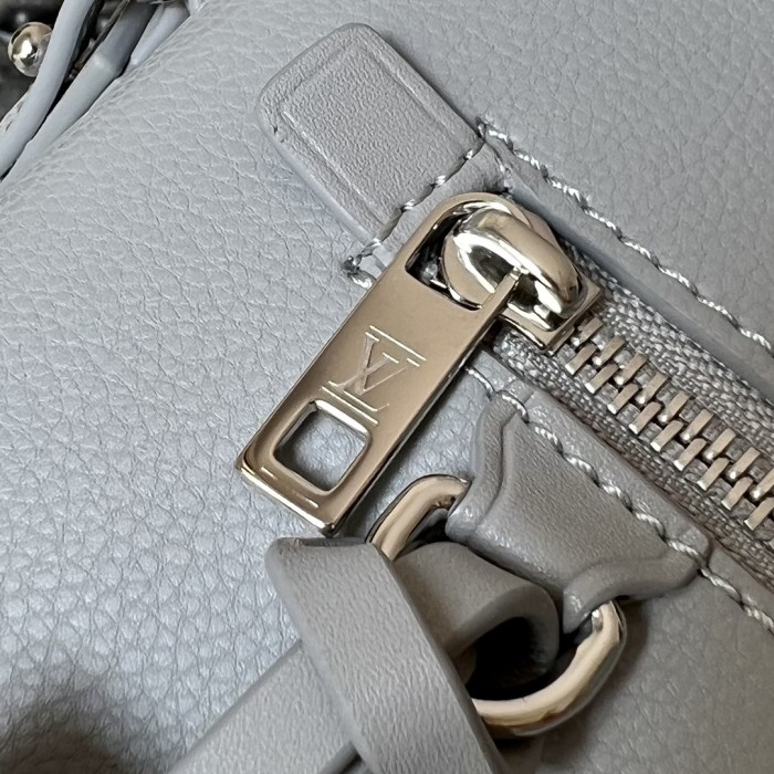 Handbag Louis Vuitton M69837 LV Aerogram iPad size:30 x 22 x 5cm