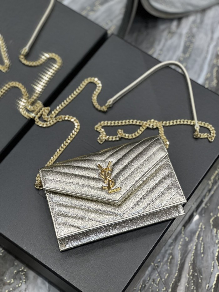 Handbags SAINT LAURENT 393953 size 19x11.5x4 cm