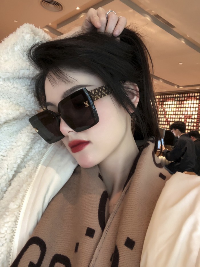 Sunglasses LOUIS VUITTON L2899