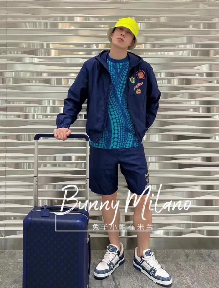 Clothes Louis Vuitton 690