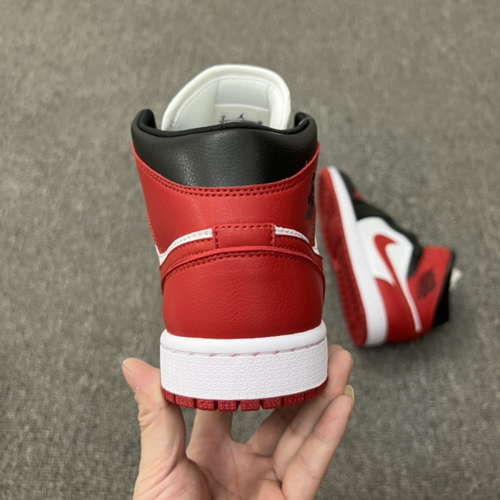 Jordan 1 Mid Alternate Bred Toe (W)