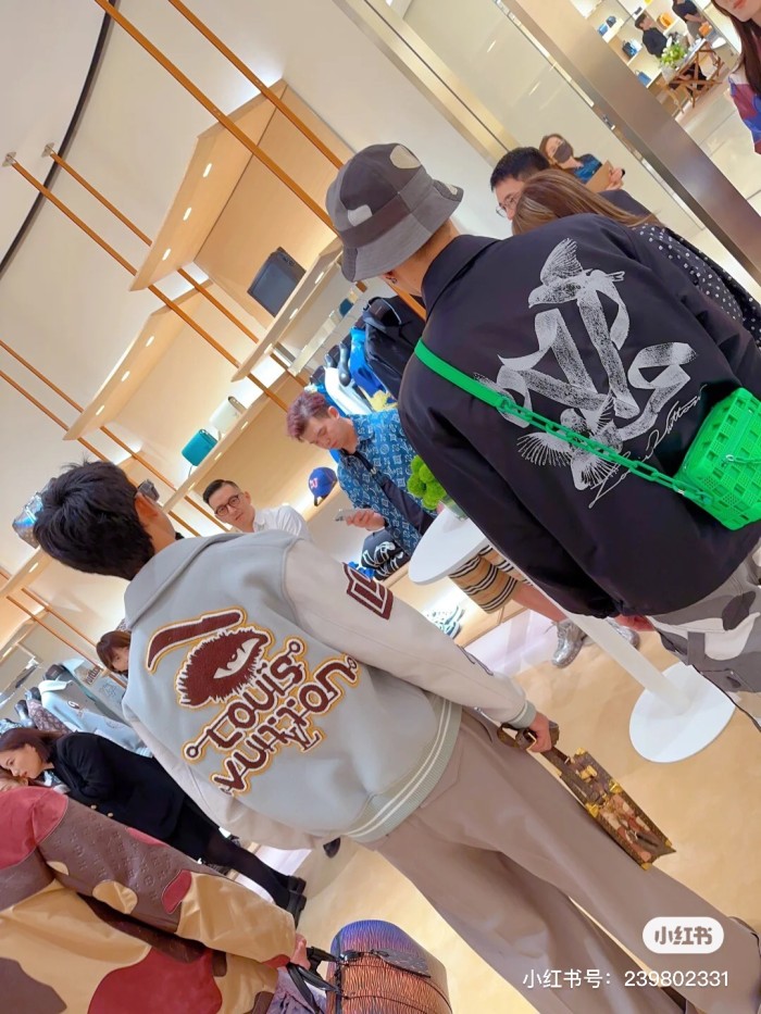 Clothes LOUIS VUITTON 802