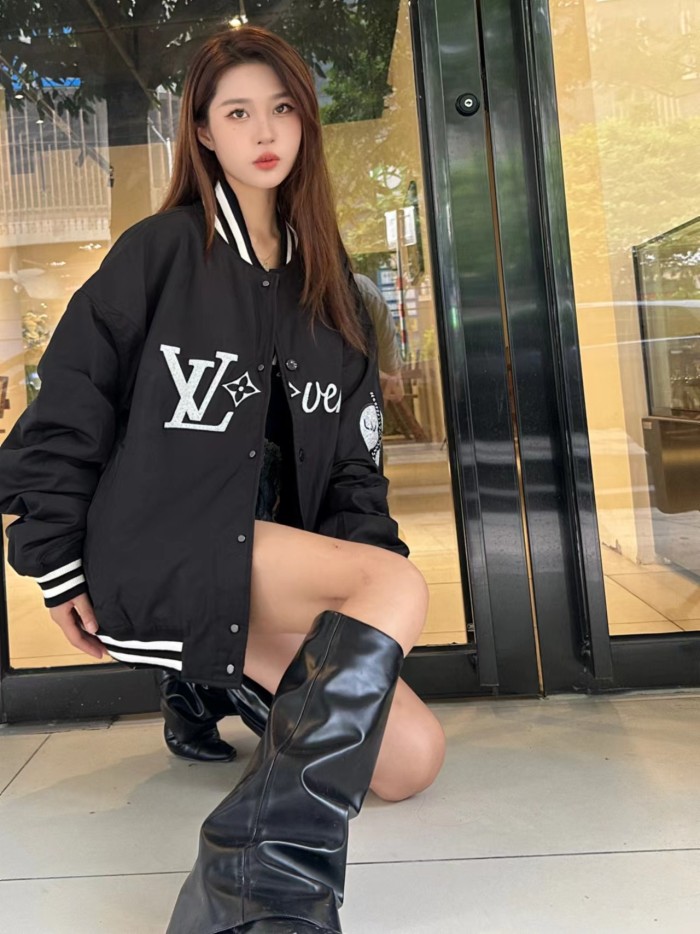 Clothes LOUIS VUITTON 819