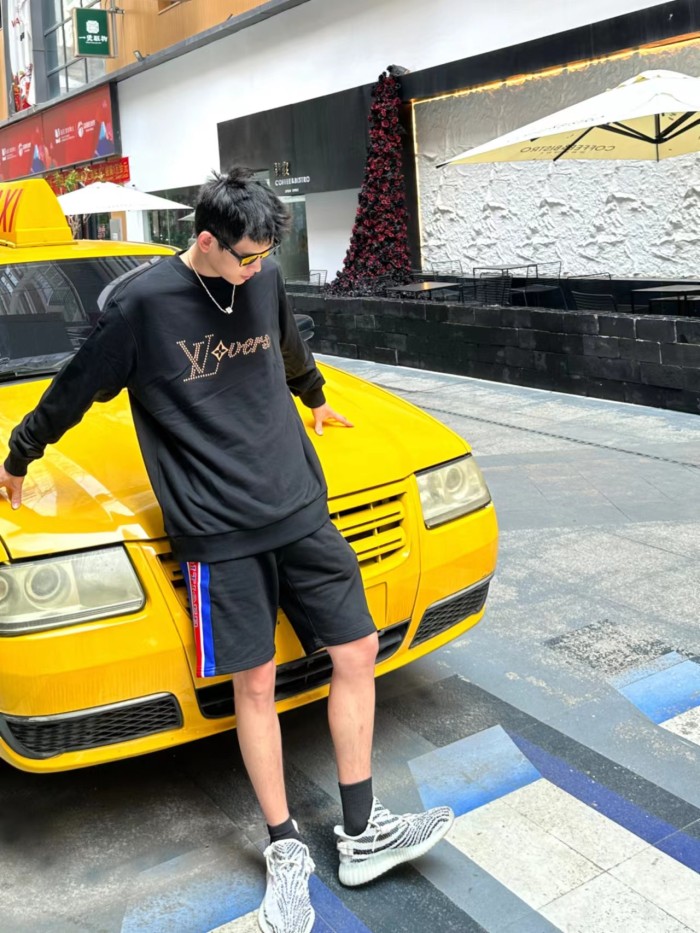 Clothes LOUIS VUITTON 825