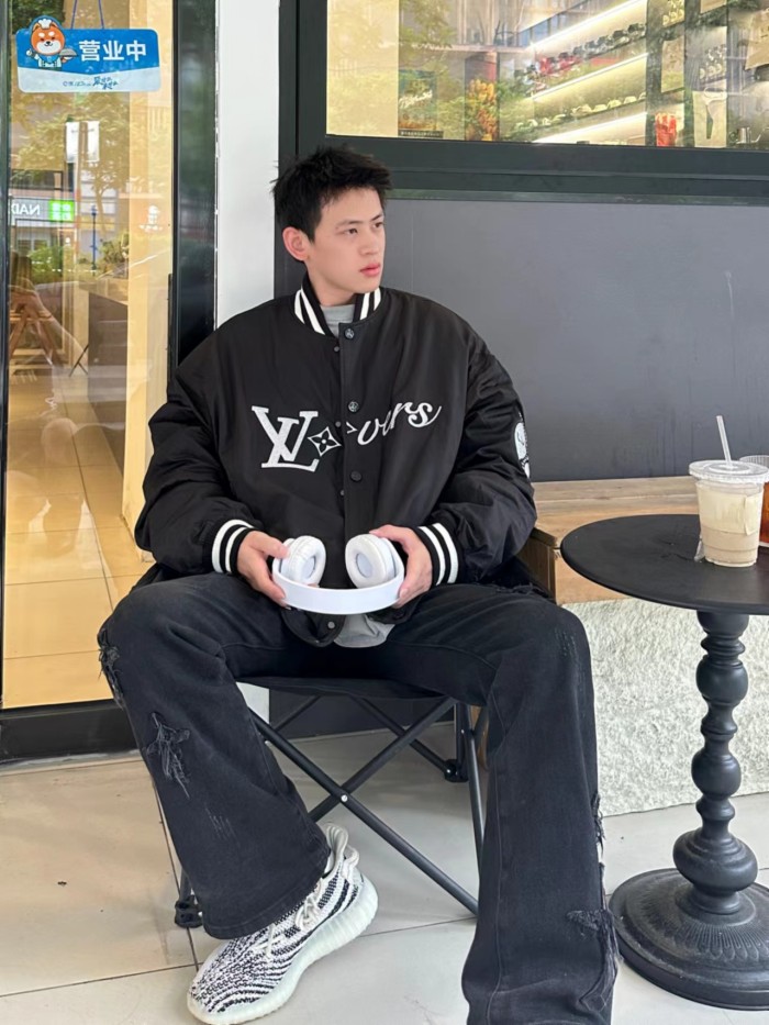 Clothes LOUIS VUITTON 819