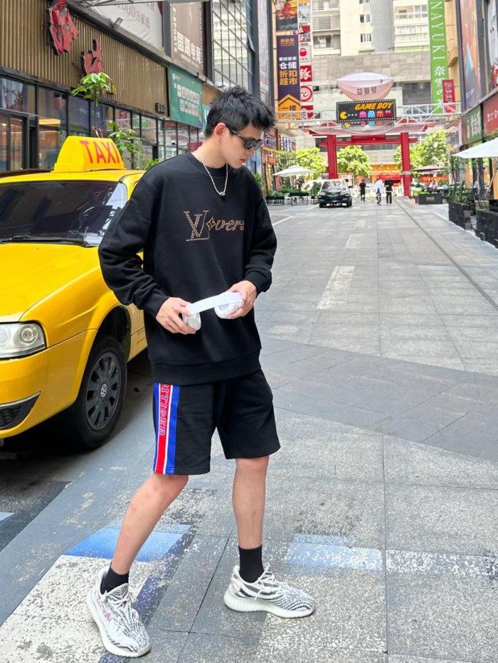 Clothes LOUIS VUITTON 825