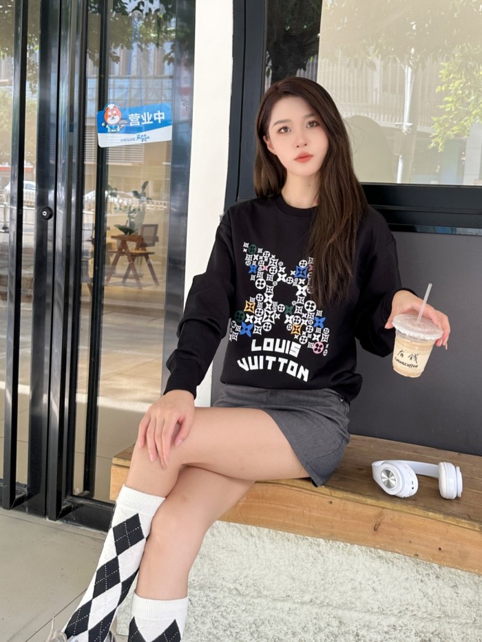 Clothes LOUIS VUITTON 834