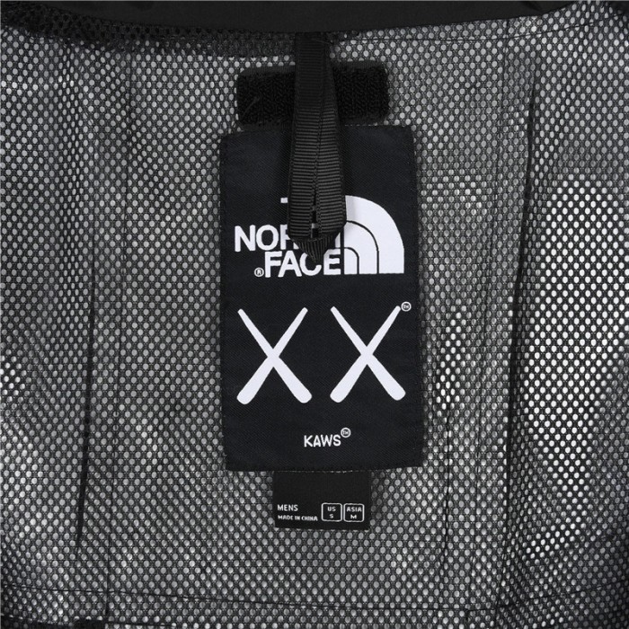 Colthes The North Face x Kaws 2