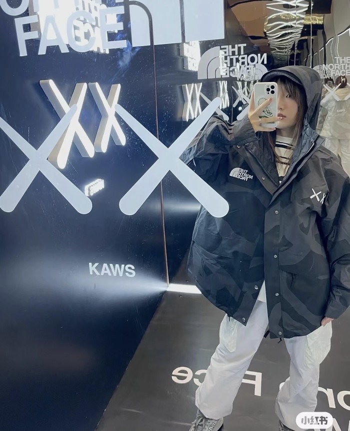 Colthes The North Face x Kaws 2