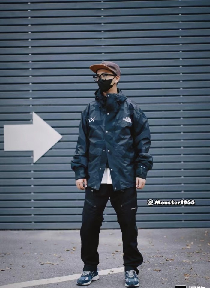 Colthes The North Face x Kaws 2