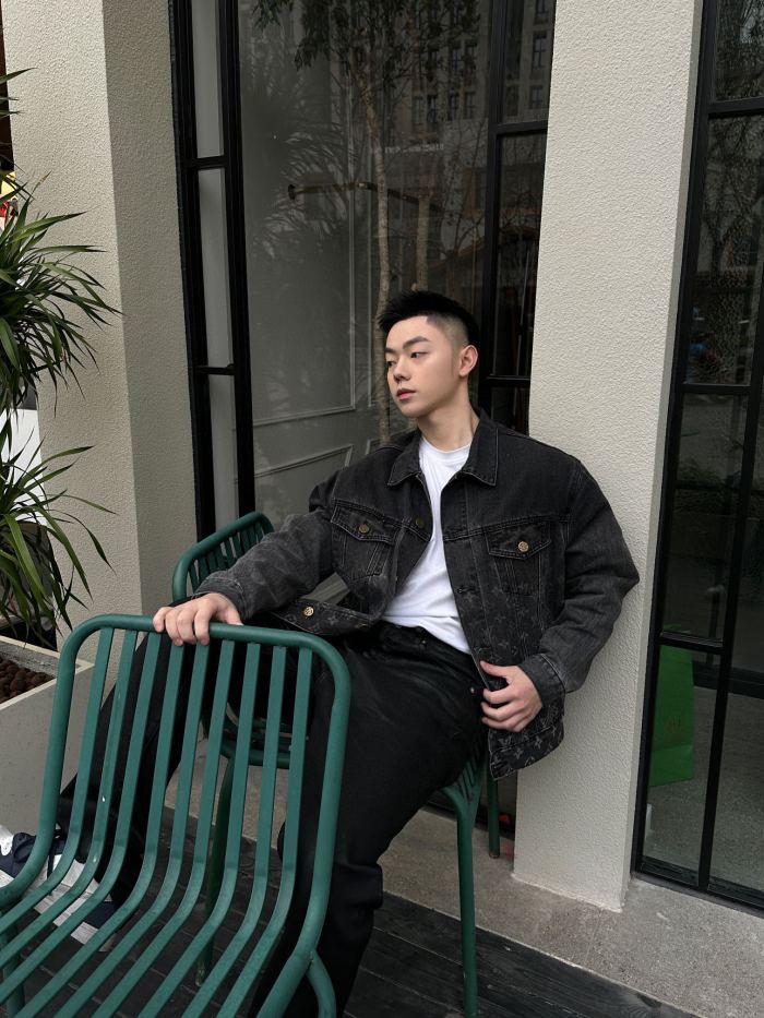 Clothes LOUIS VUITTON 851