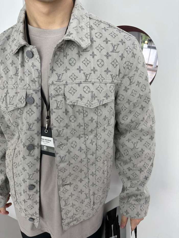 Clothes LOUIS VUITTON 852