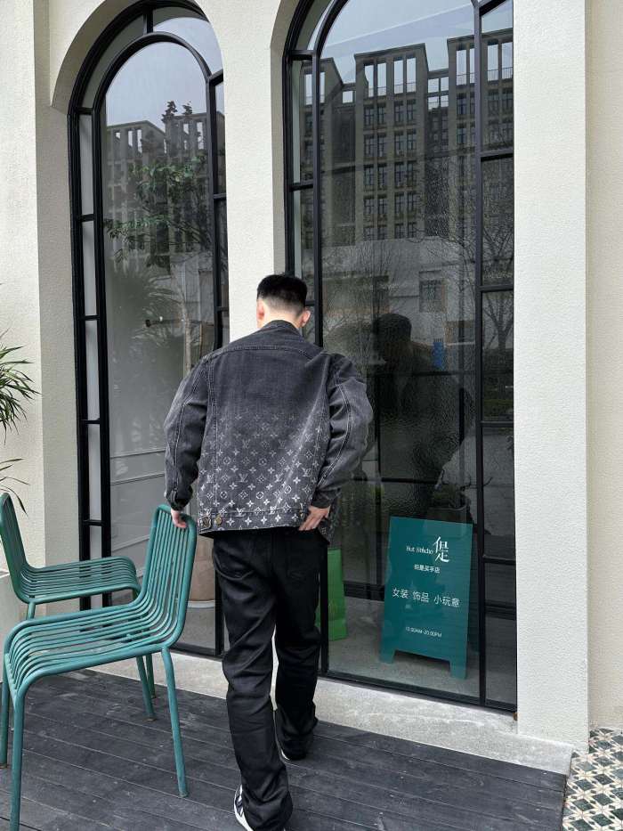 Clothes LOUIS VUITTON 851