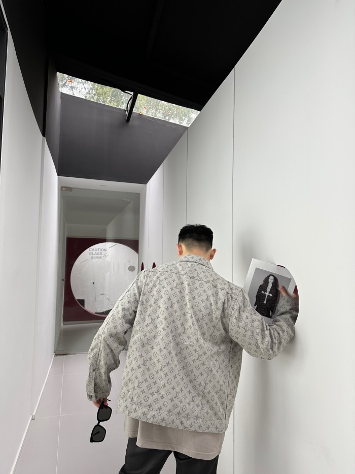 Clothes LOUIS VUITTON 852