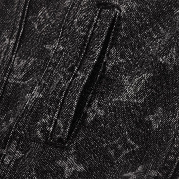 Clothes LOUIS VUITTON 851