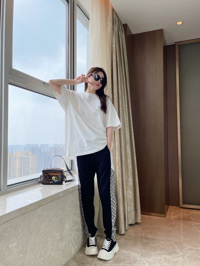 Clothes LOUIS VUITTON 854