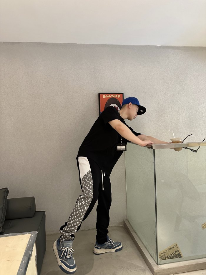 Clothes LOUIS VUITTON 854