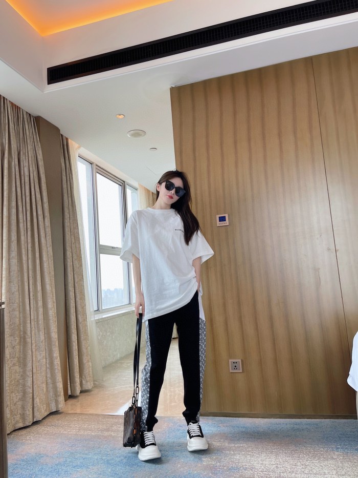 Clothes LOUIS VUITTON 854