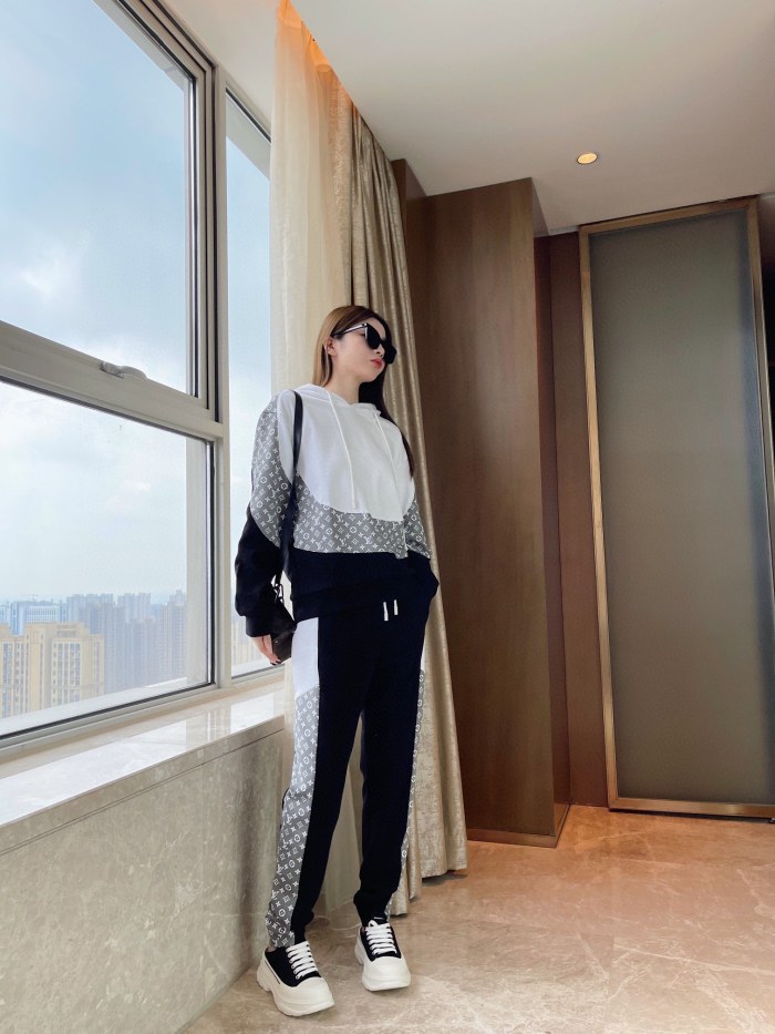 Clothes LOUIS VUITTON 854