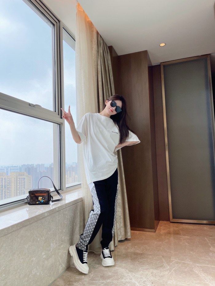 Clothes LOUIS VUITTON 854