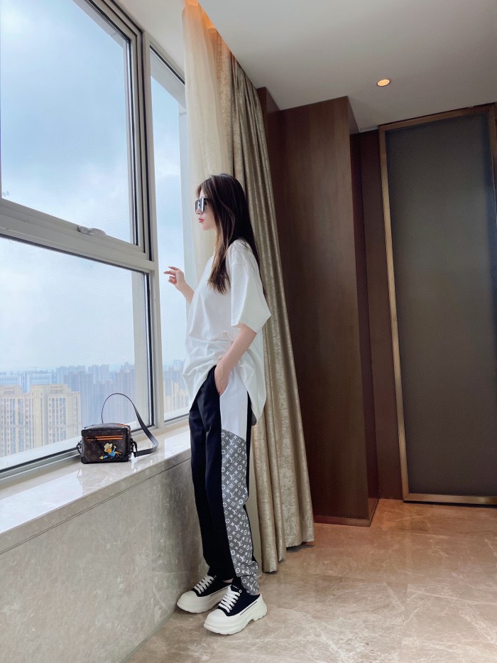 Clothes LOUIS VUITTON 854